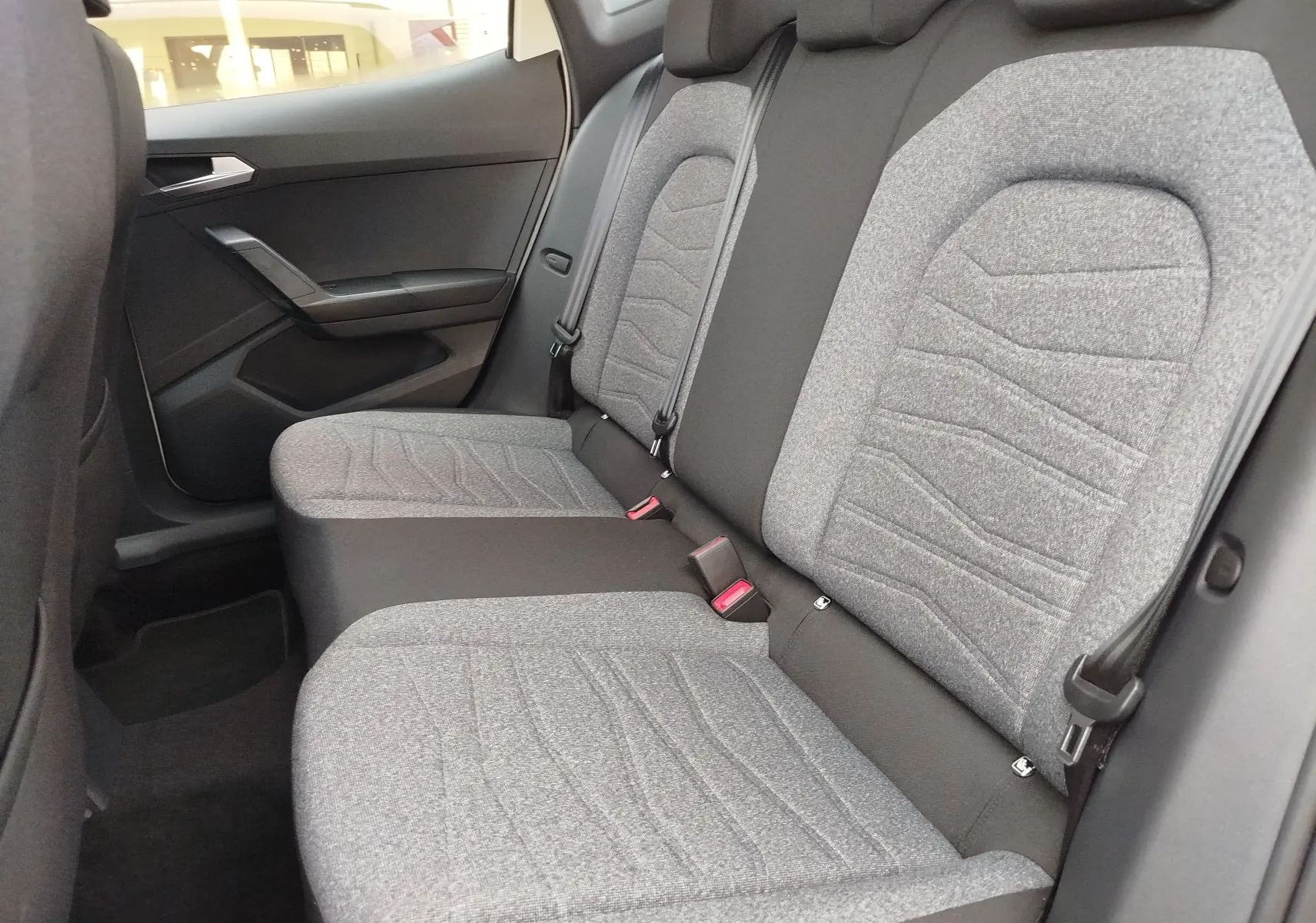 Vue intérieure du siège arrière côté droit de la SEAT Arona 2023 avec sellerie tissu gris et noir.