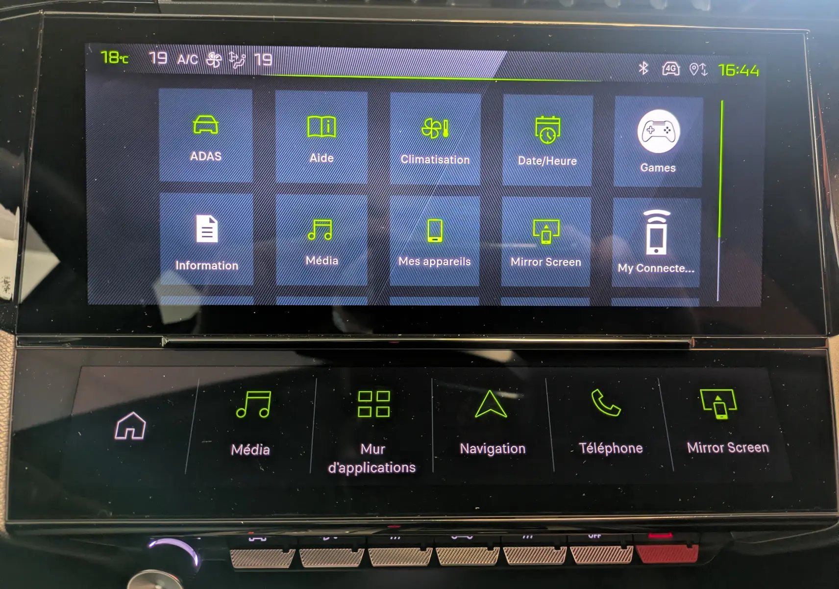 Écran tactile central de la Peugeot 308 gris Selenium, affichant les menus multimédia et climatisation en interface moderne.