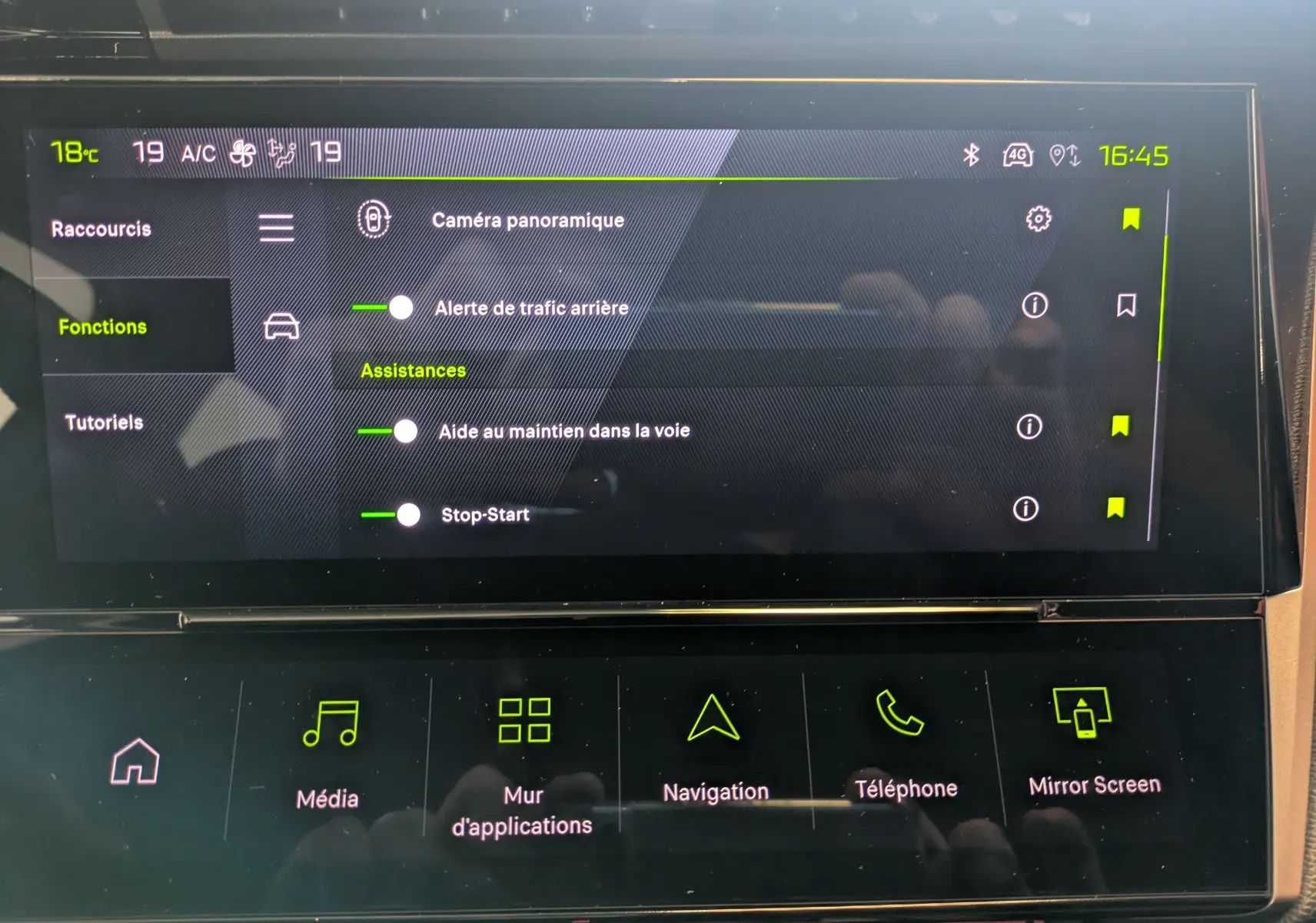 Écran tactile central du Peugeot 308 gris Selenium montrant les options d’assistance et de caméra panoramique.