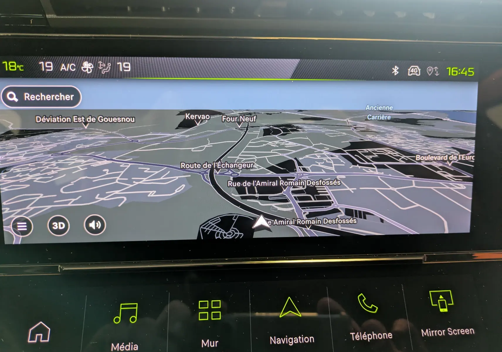 Écran de navigation 3D du tableau de bord de la Peugeot 308 gris selenium, affichant une carte détaillée.