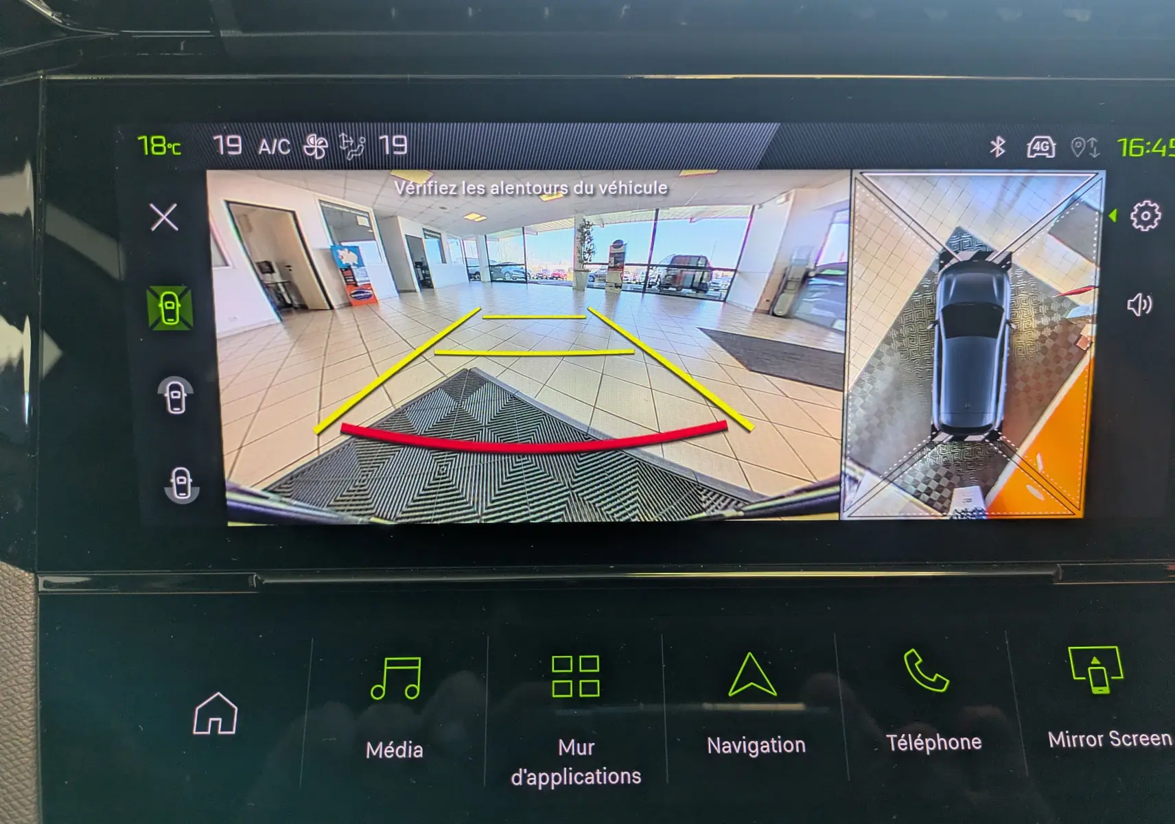 Écran de caméra 360° du Peugeot 308 gris Selenium montrant l’arrière en intérieur avec guidage de recul.