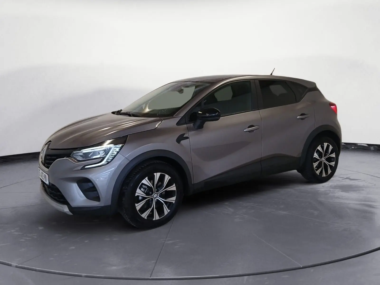 Renault Captur E-Tech Full Hybrid 145 Evolution gris Cassiopée en 3/4 avant droit, jantes alliage et détails noirs contrastants.