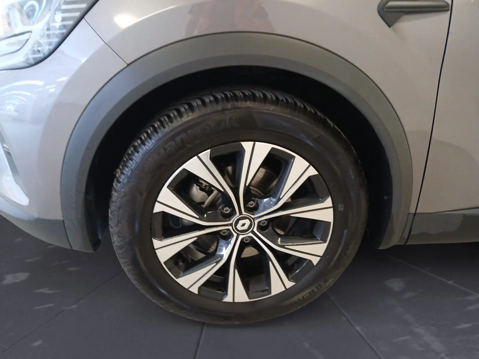 Gros plan sur la roue avant gauche du Renault Captur E-Tech Full Hybrid 145 Evolution gris Cassiopée 2023.