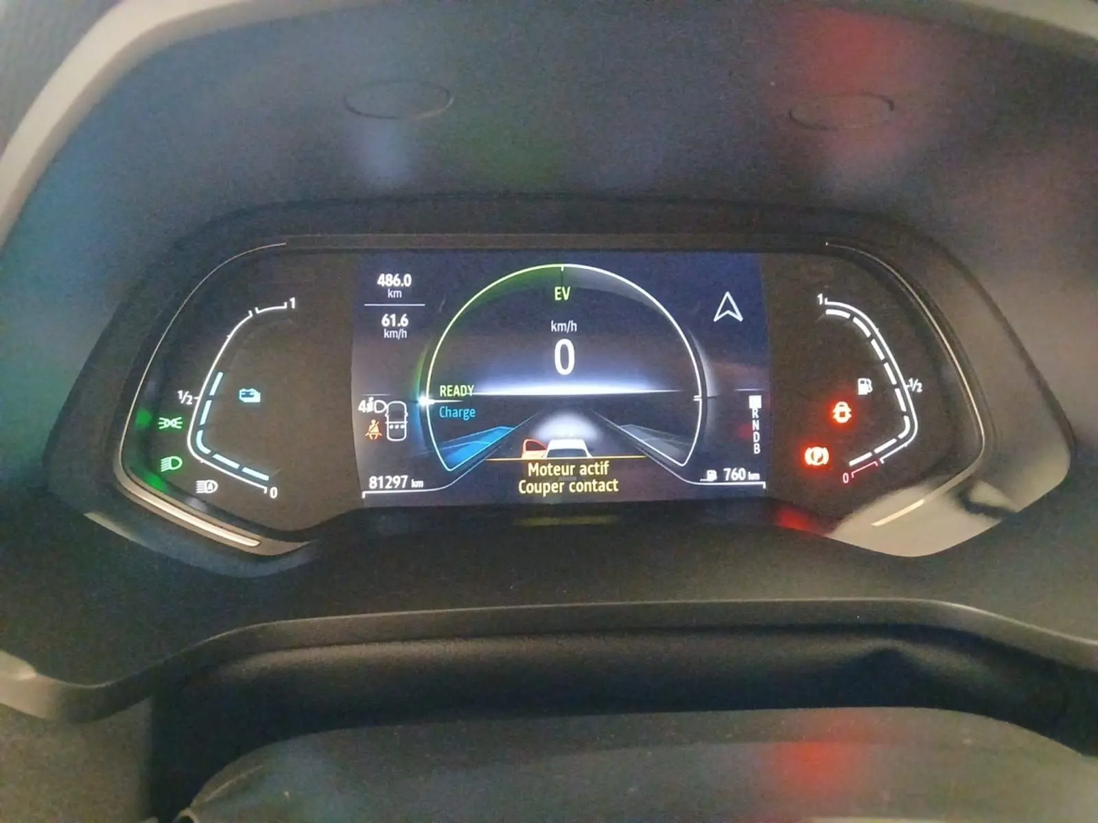 Tableau de bord numérique du Renault Captur E-Tech Full Hybrid 2023 affichant la vitesse à 0 km/h et l'autonomie restante.