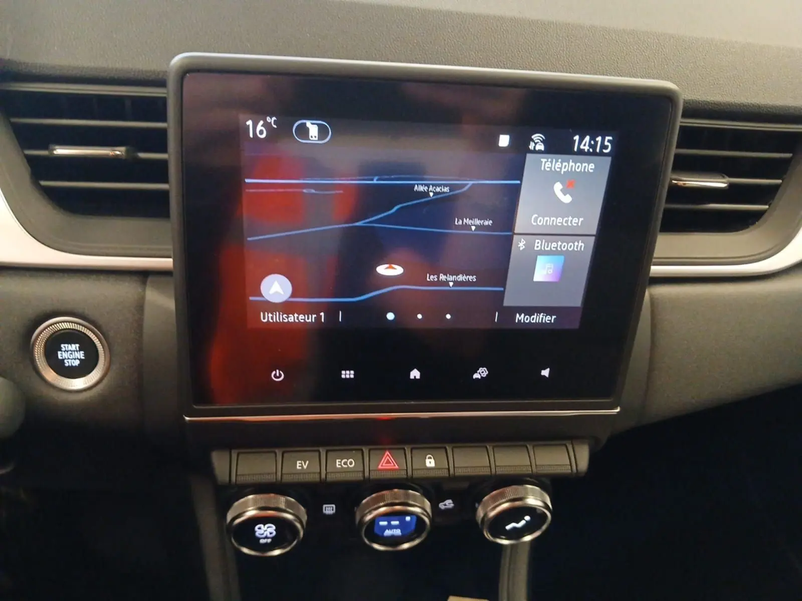 Vue rapprochée de l’écran tactile central et des commandes du tableau de bord du Renault Captur E-Tech gris Cassiopée 2023.