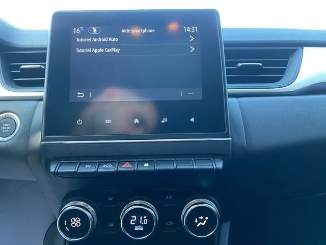 Vue rapprochée du tableau de bord noir du Renault Captur E-Tech Hybrid 2023, avec écran tactile et commandes climatisation.