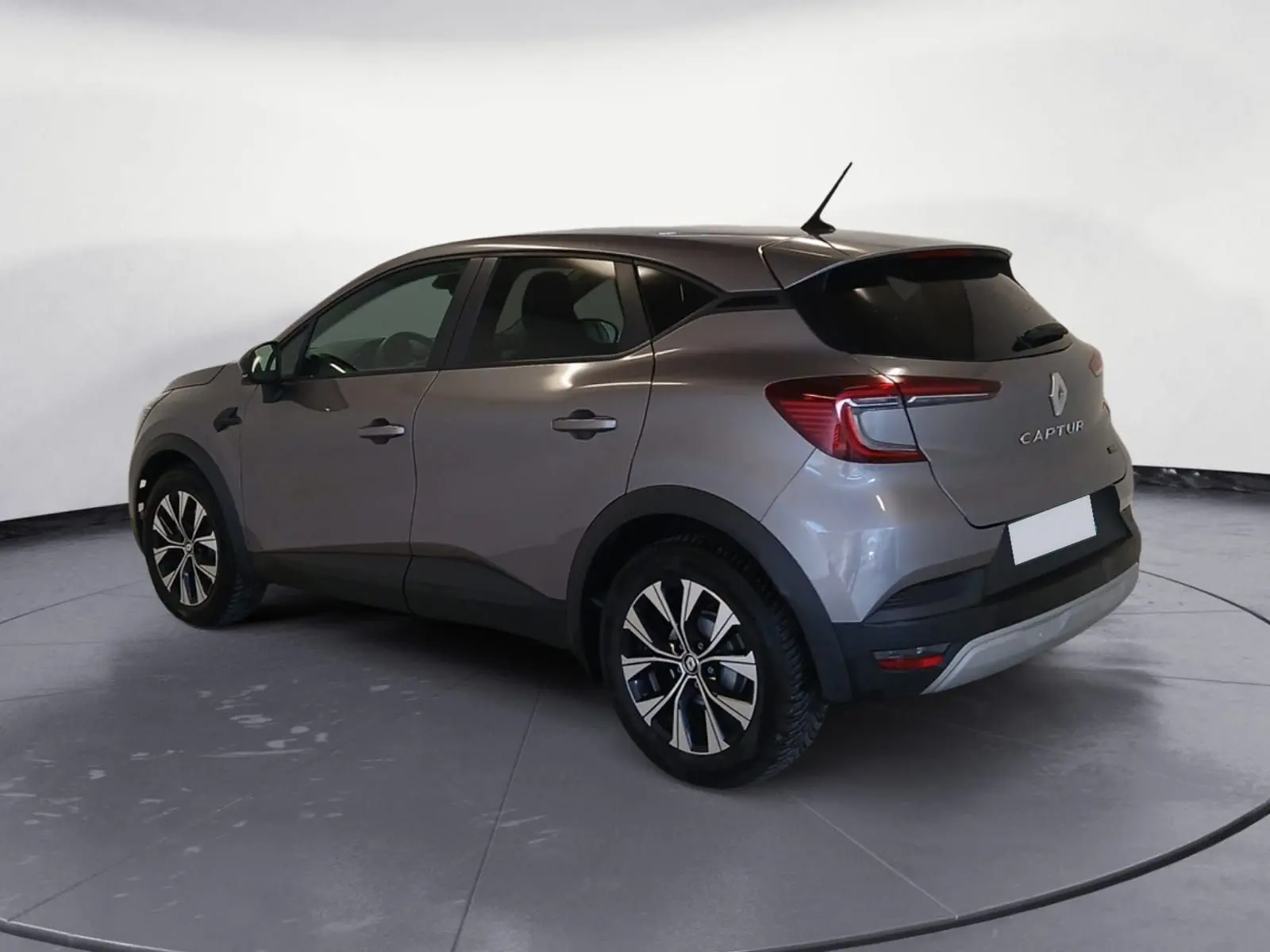 Vue 3/4 arrière droite du Renault Captur E-Tech Full Hybrid 145 Evolution gris Cassiopée avec jantes alliage et vitres teintées.