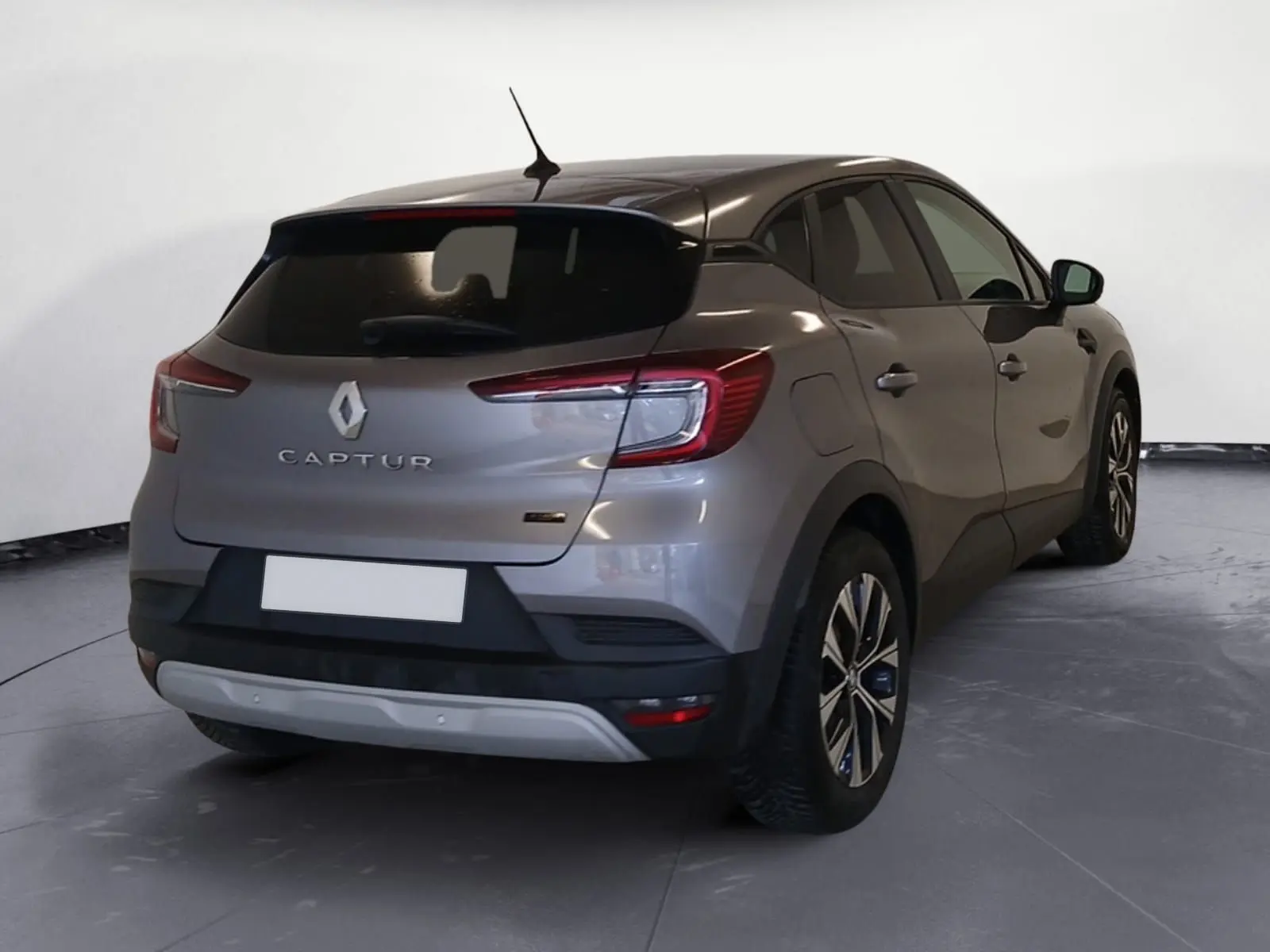 Renault Captur E-Tech Full Hybrid 145 Evolution gris cassiopée, vue 3/4 arrière droit avec feux arrière LED distinctifs.