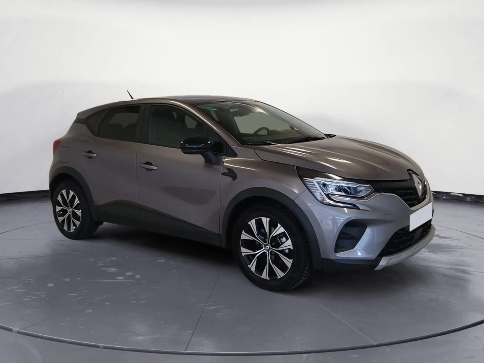 Renault Captur E-Tech Full Hybrid 145 Evolution 2023 gris Cassiopée, vue 3/4 avant droit avec jantes distinctives.