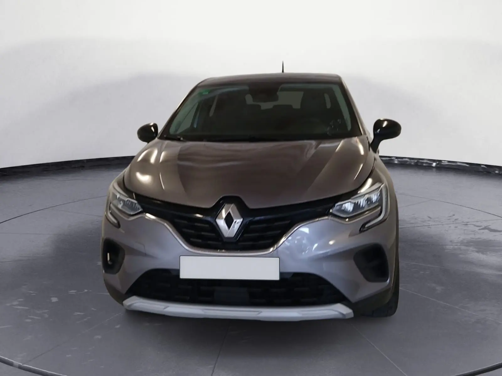 Vue frontale du Renault Captur E-Tech Full Hybrid 145 Evolution 2023 en gris Cassiopée avec calandre noire et logo chromé.