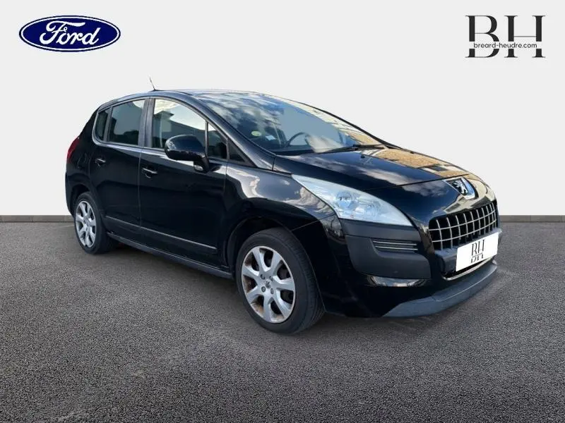 Peugeot 3008 noir Perla Nera vue 3/4 avant droit, avec calandre chromée et jantes alu 17 pouces.