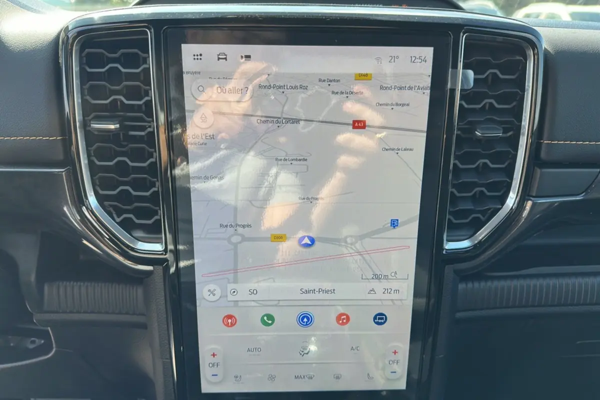 Vue rapprochée de l’écran tactile central du Ford Ranger 2026 affichant la navigation GPS et les commandes climatisation.