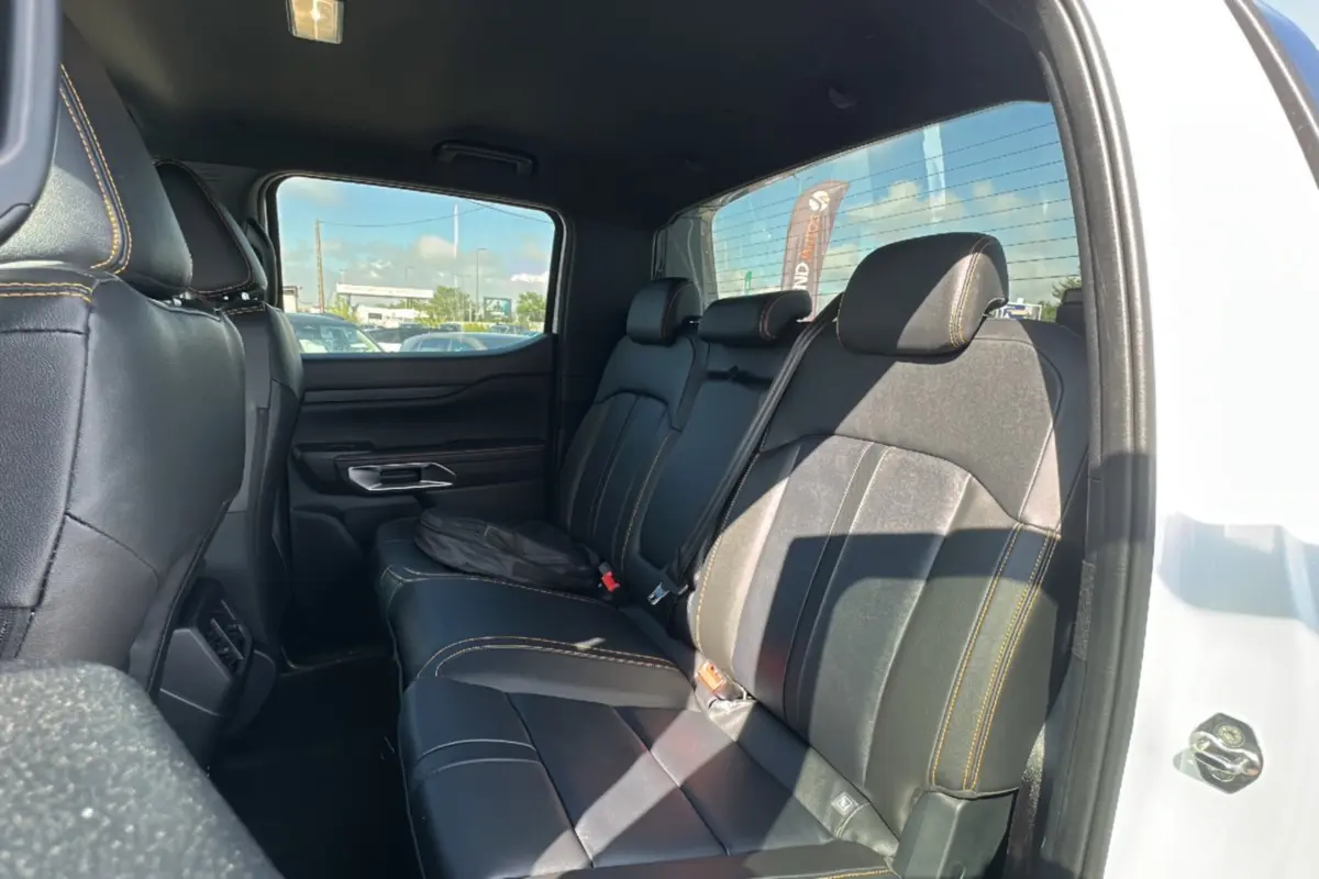 Vue intérieure côté droit sur la banquette arrière en cuir noir avec surpiqûres jaunes du Ford Ranger blanc 2026.