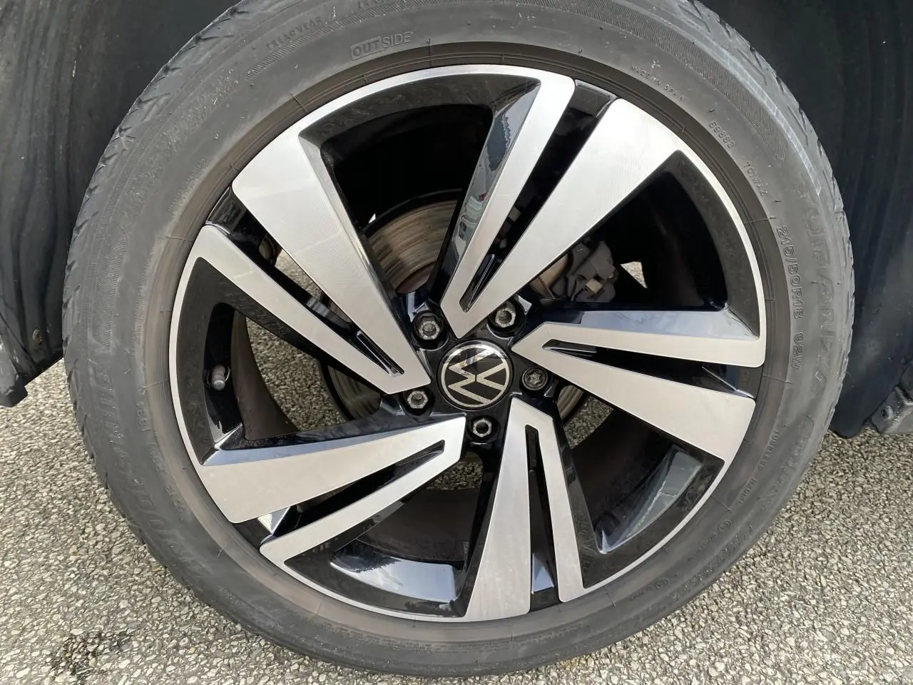 Gros plan sur une jante alliage noir et argent Nevada 18 pouces du Volkswagen T-Roc gris 2024.