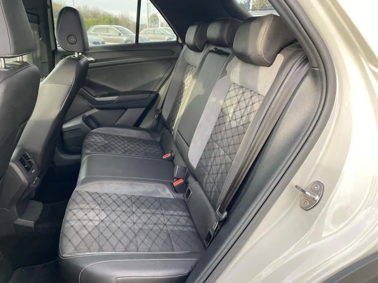 Vue intérieure côté droit des sièges arrière en tissu et similicuir gris foncé du Volkswagen T-Roc 2024.