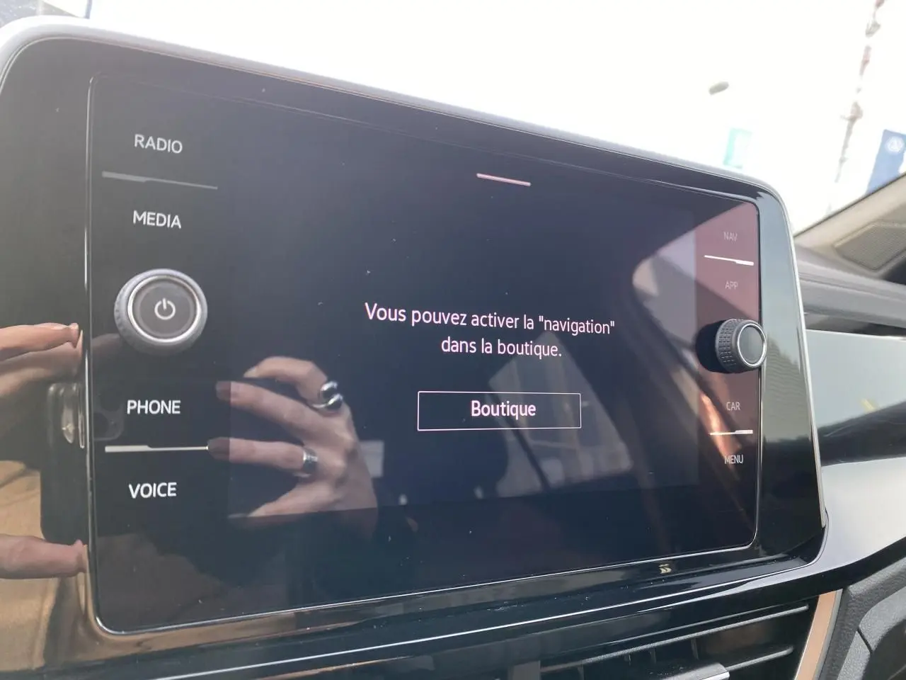 Écran tactile central du système d'infodivertissement du Volkswagen T-Roc 2024 avec interface en français.