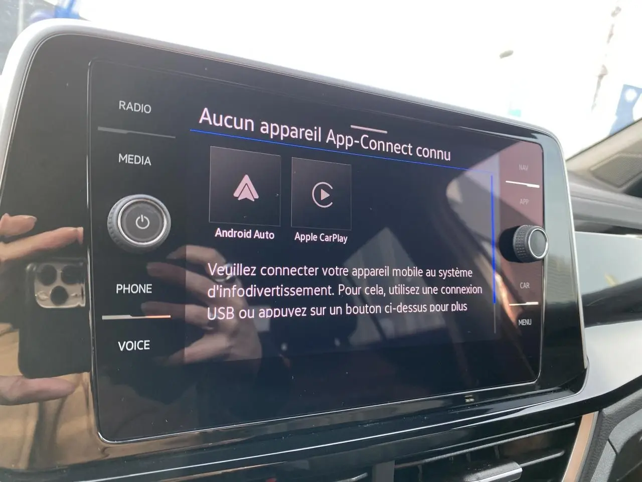 Écran tactile central du système d'infodivertissement Volkswagen T-Roc 2024 affichant App-Connect sans appareil connecté.
