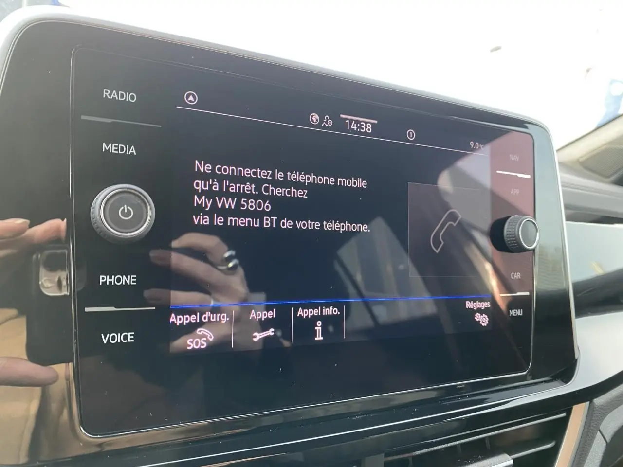 Écran tactile central du Volkswagen T-Roc 2024 affichant les options de connexion Bluetooth, vue intérieure.