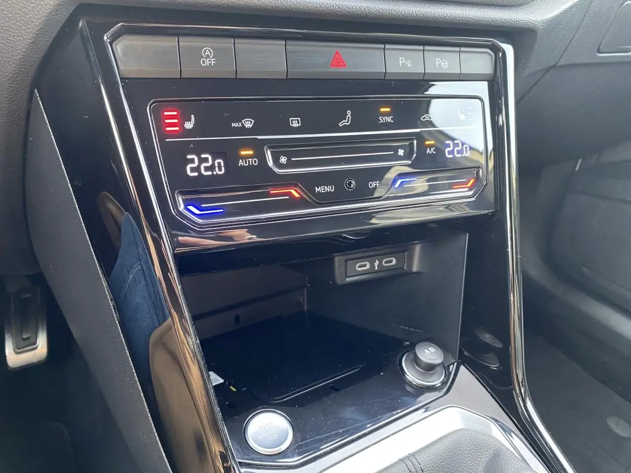 Vue rapprochée de la console centrale noire du Volkswagen T-Roc 2024 avec climatisation digitale et commandes tactiles.