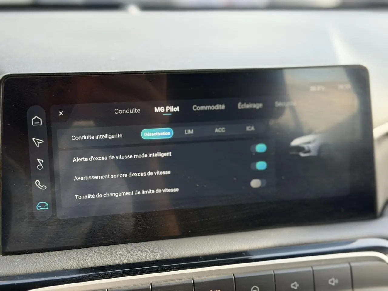 Écran tactile central du MG3 1.5 Hybrid+ 195 Comfort affichant les réglages du système MG Pilot, intérieur gris.