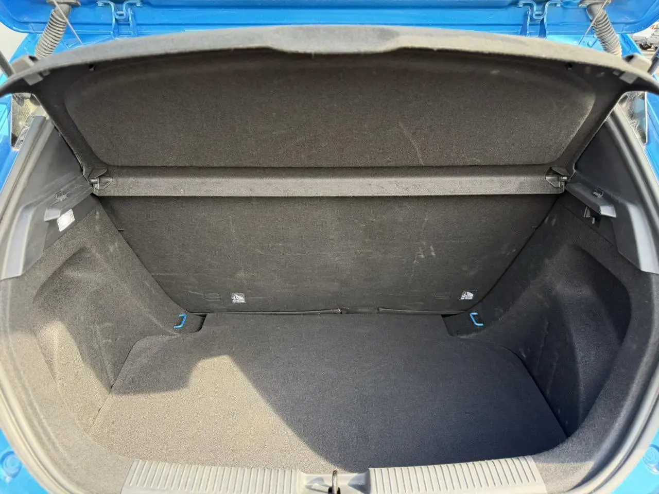 Coffre ouvert vu de l'arrière d'une MG3 1.5 Hybrid+ 195 Comfort bleu Como, espace de rangement vide et propre.