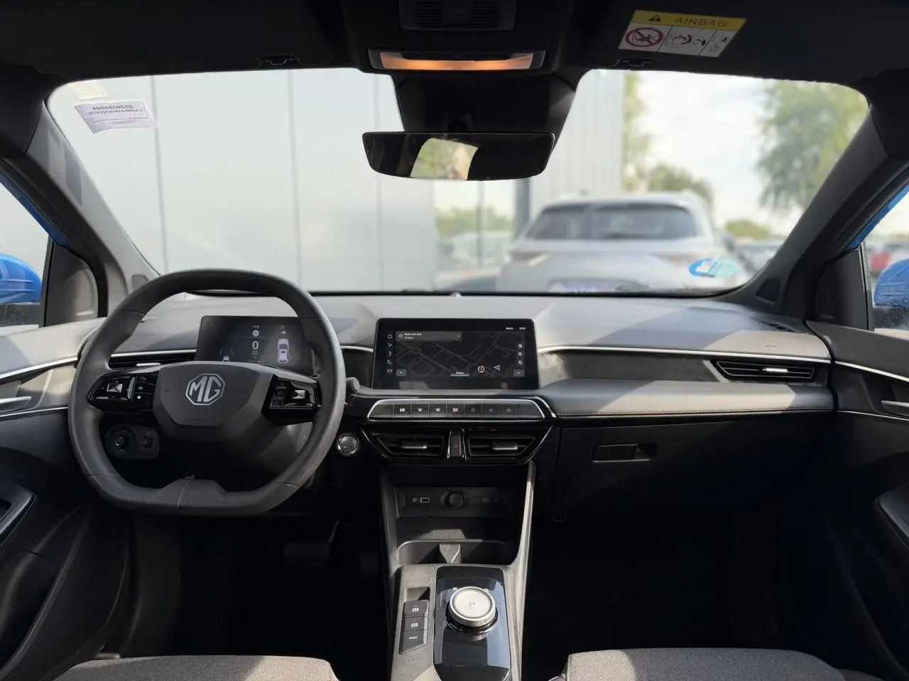 Vue intérieure avant du tableau de bord du MG3 1.5 Hybrid+ 195 Comfort avec écran tactile central et volant multifonction.