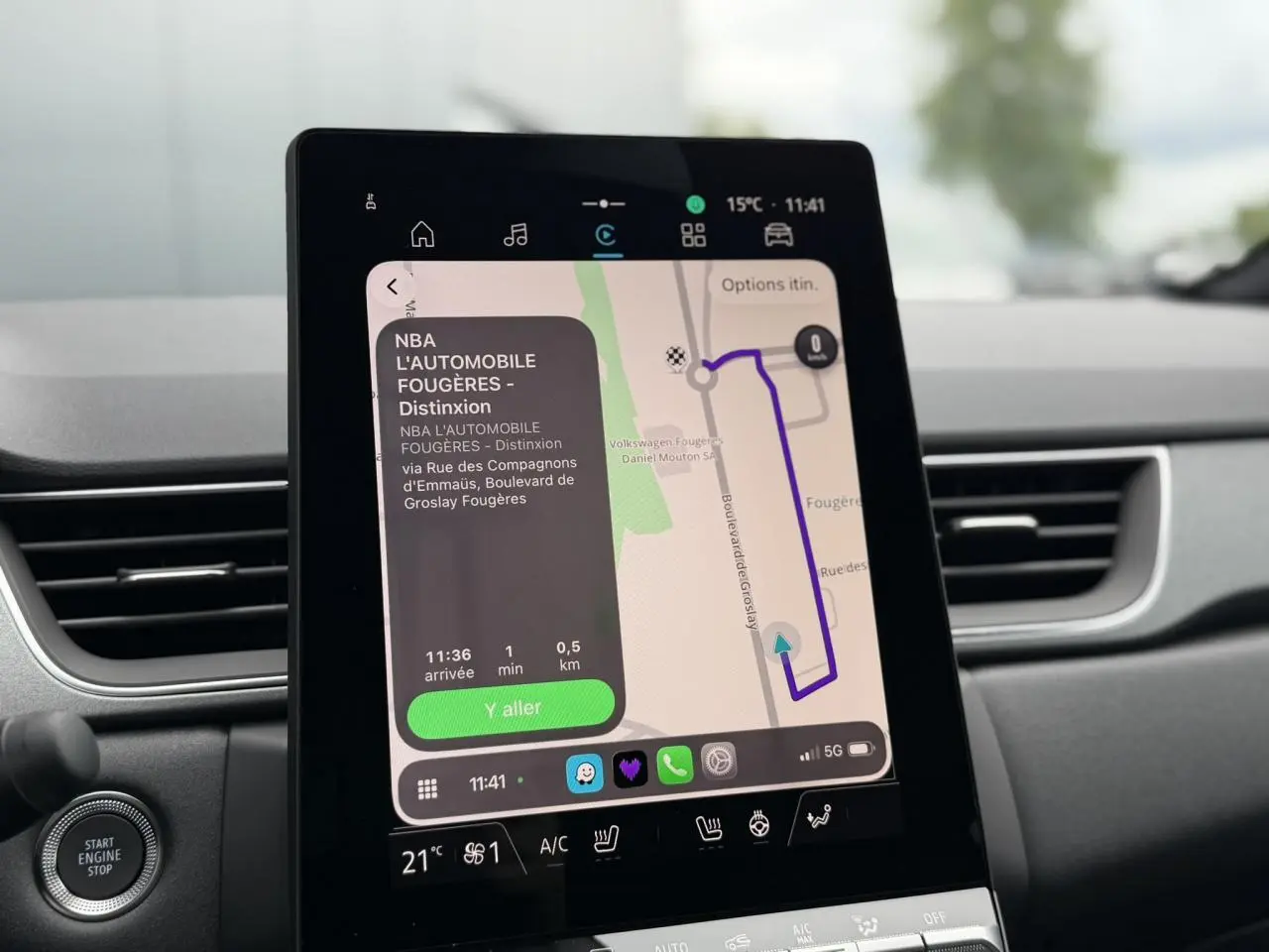 Écran tactile central du Renault Captur 2026 affichant la navigation, entouré de la console noire et des aérateurs.
