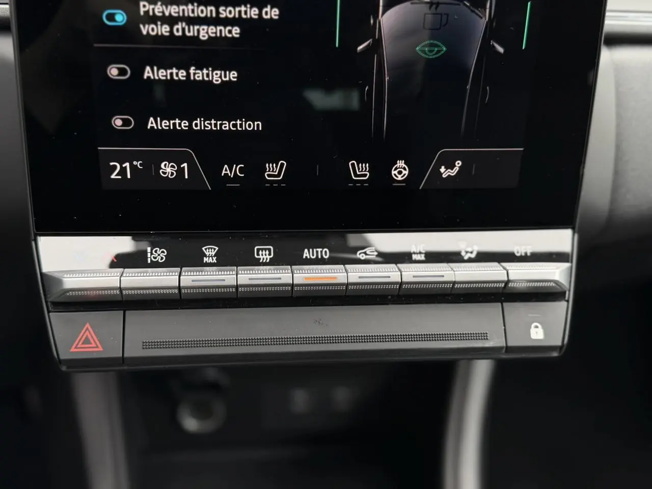 Détail du tableau de bord du Renault Captur 2026 montrant les commandes de climatisation et alertes de sécurité.