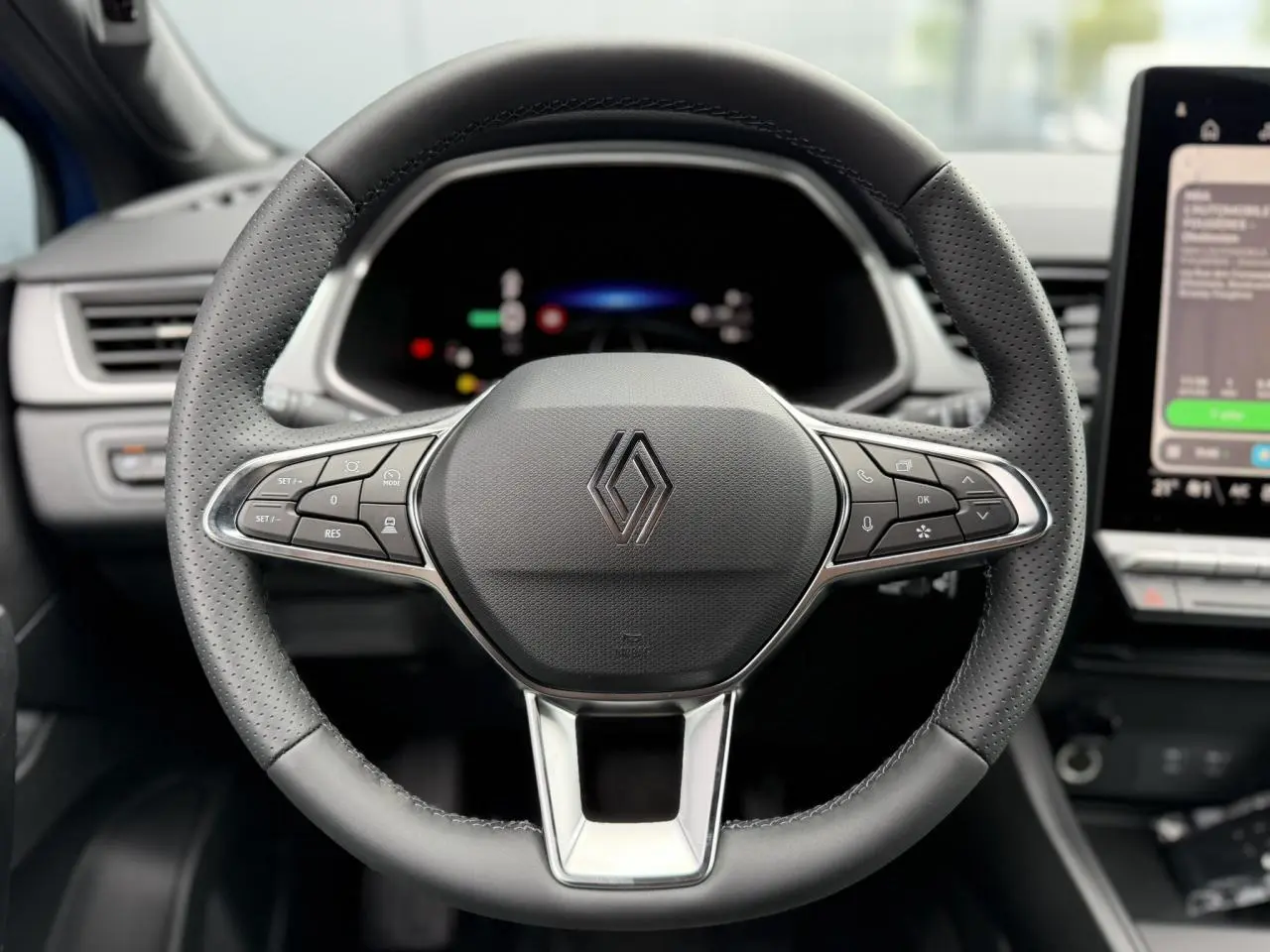 Volant en cuir noir avec commandes intégrées, tableau de bord numérique et écran tactile du Renault Captur 2026.