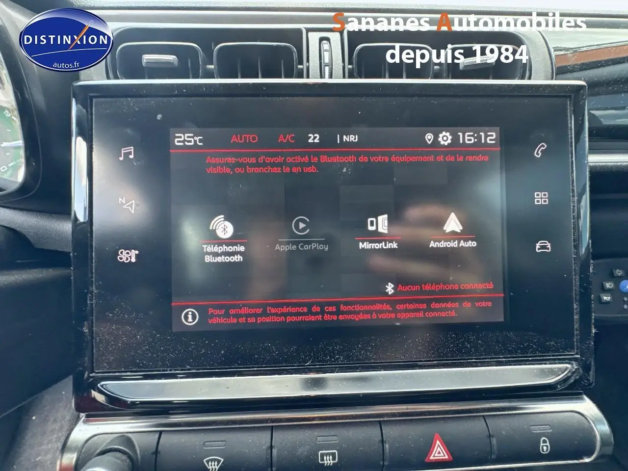 Écran tactile central de la Citroën C3 noire 2023 affichant les options Bluetooth, Apple CarPlay et Android Auto.