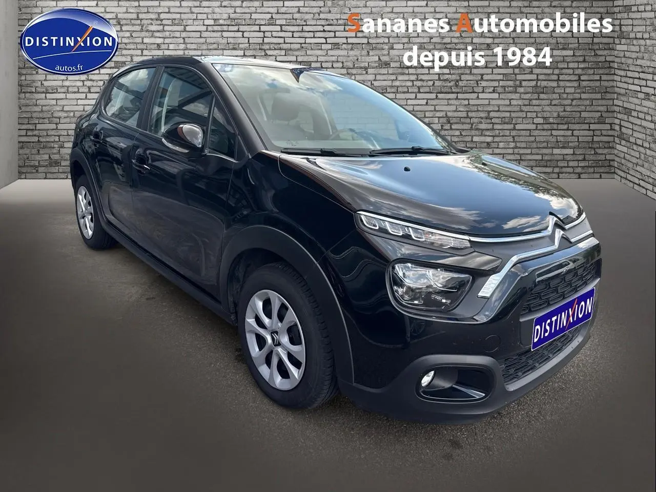 Citroën C3 noire vue en 3/4 avant droit avec projecteurs antibrouillard et jantes alliage simples.