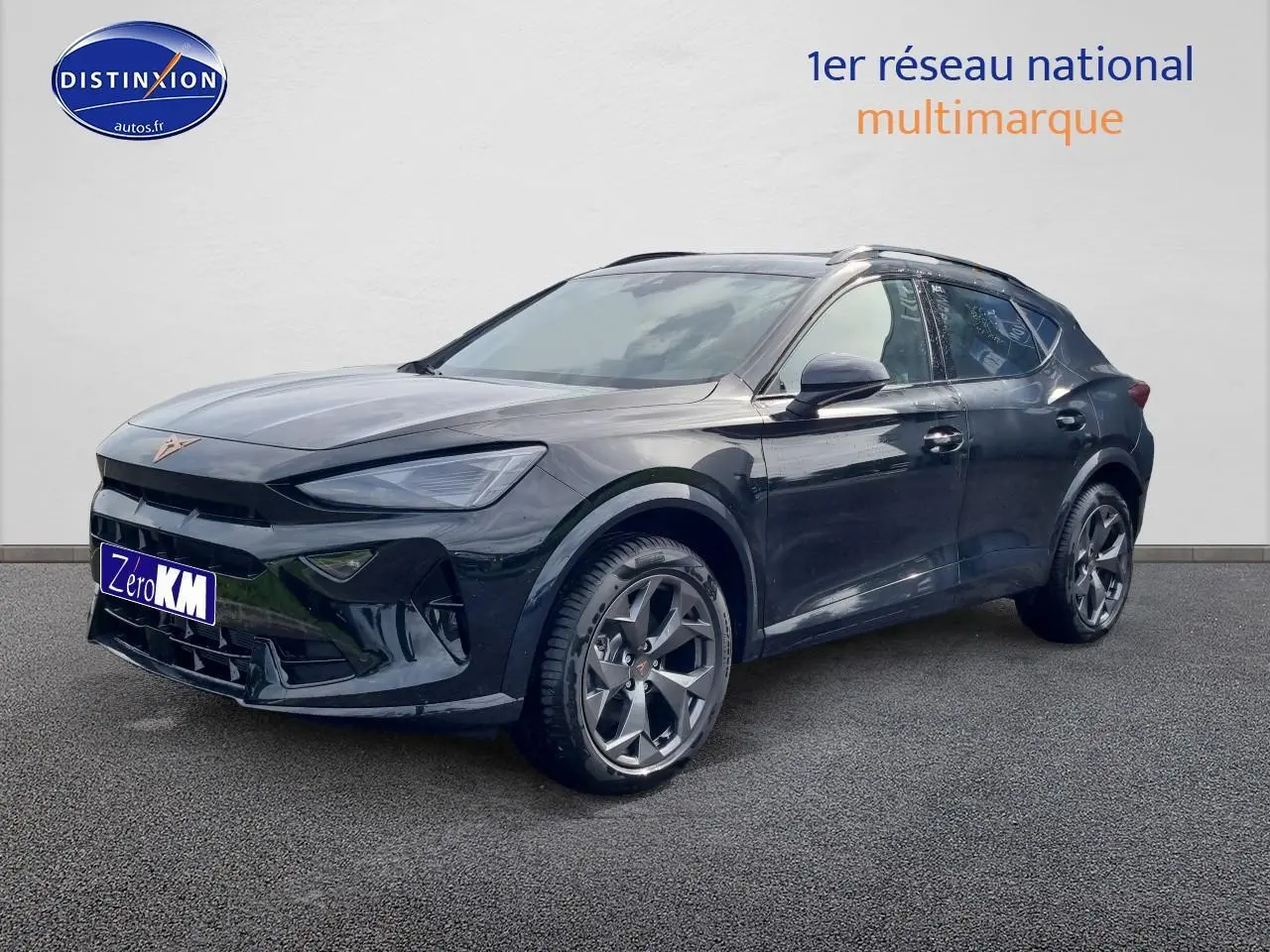 Vue 3/4 avant droite d'une CUPRA Formentor noir midnight 2025 avec jantes alu et barres de toit visibles.