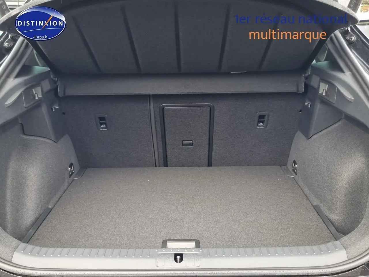 Coffre ouvert vu de l'arrière d'une CUPRA Formentor noir midnight, montrant l'espace de chargement et la banquette rabattable.