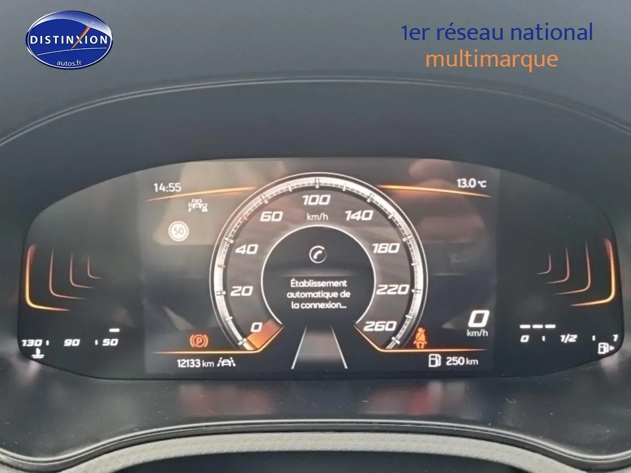 Tableau de bord numérique du SEAT Ibiza 1.0 TSI 95 Copa affichant la vitesse et les alertes, vue frontale rapprochée.