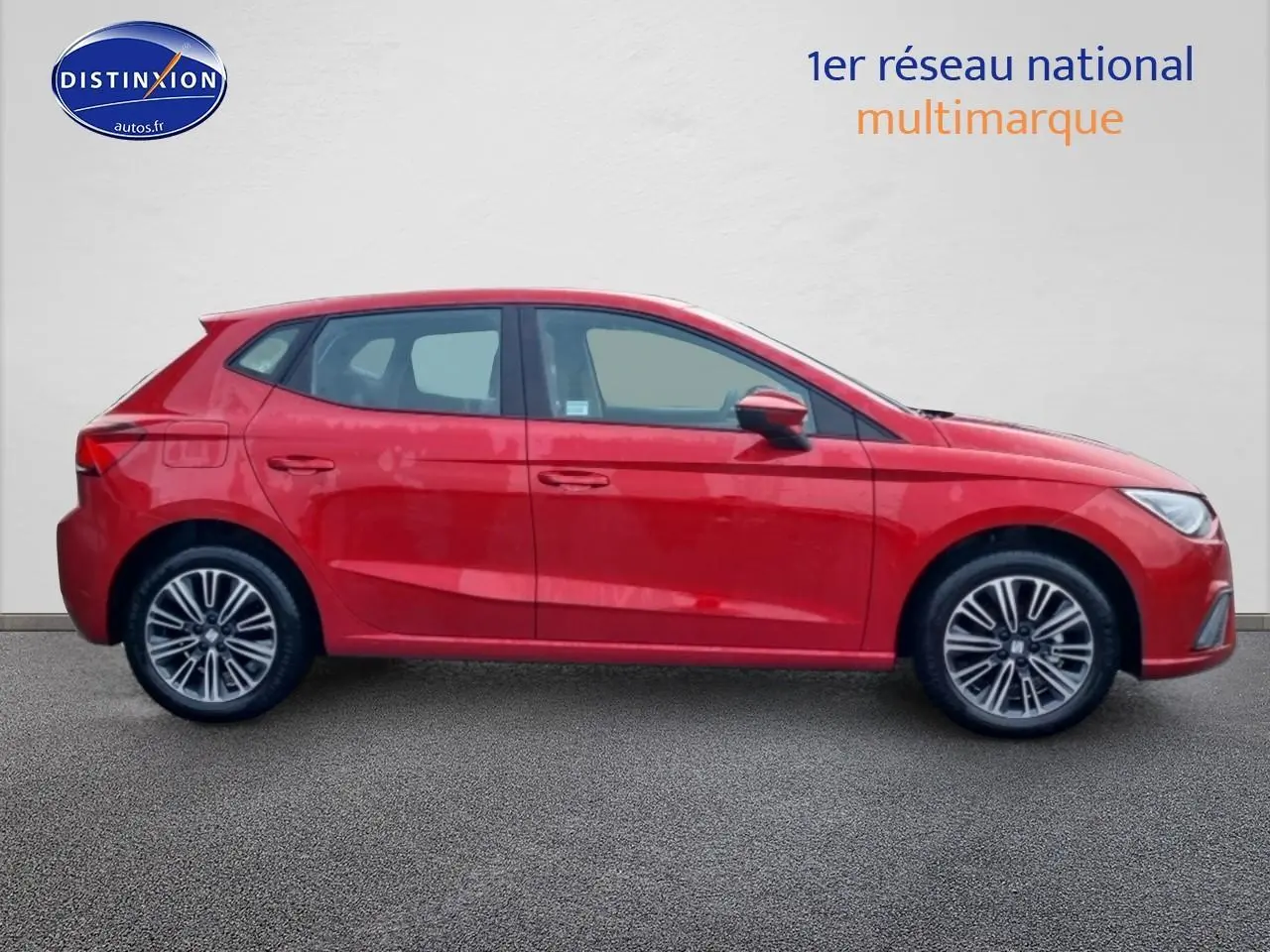 Profil droit d'une SEAT Ibiza rouge désir 2025 avec jantes alliage 16 pouces et poignées ton carrosserie.