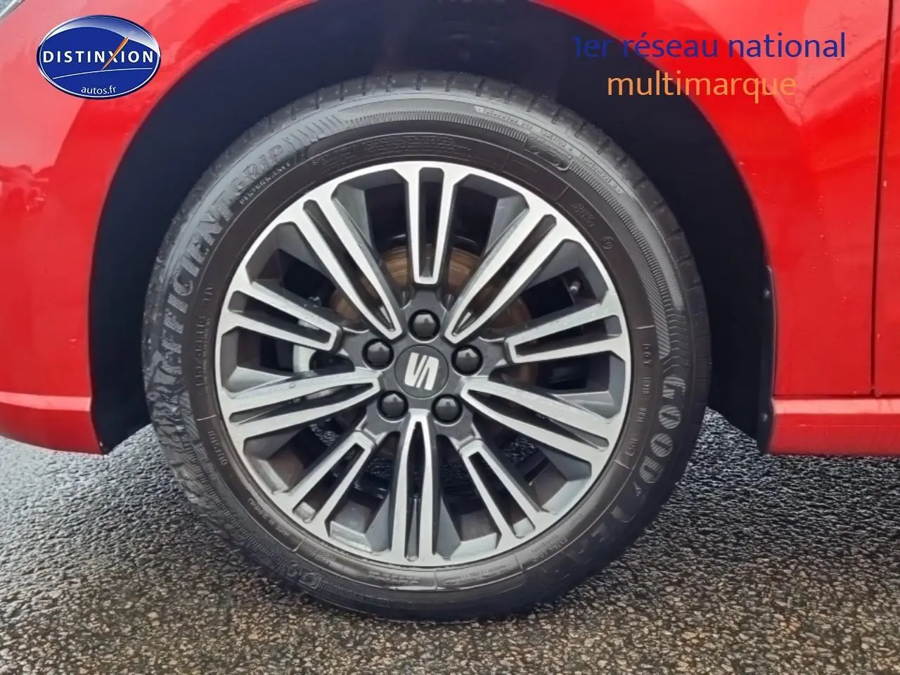 Gros plan sur la roue avant gauche de la SEAT Ibiza rouge désir avec jante alliage design 16 pouces.