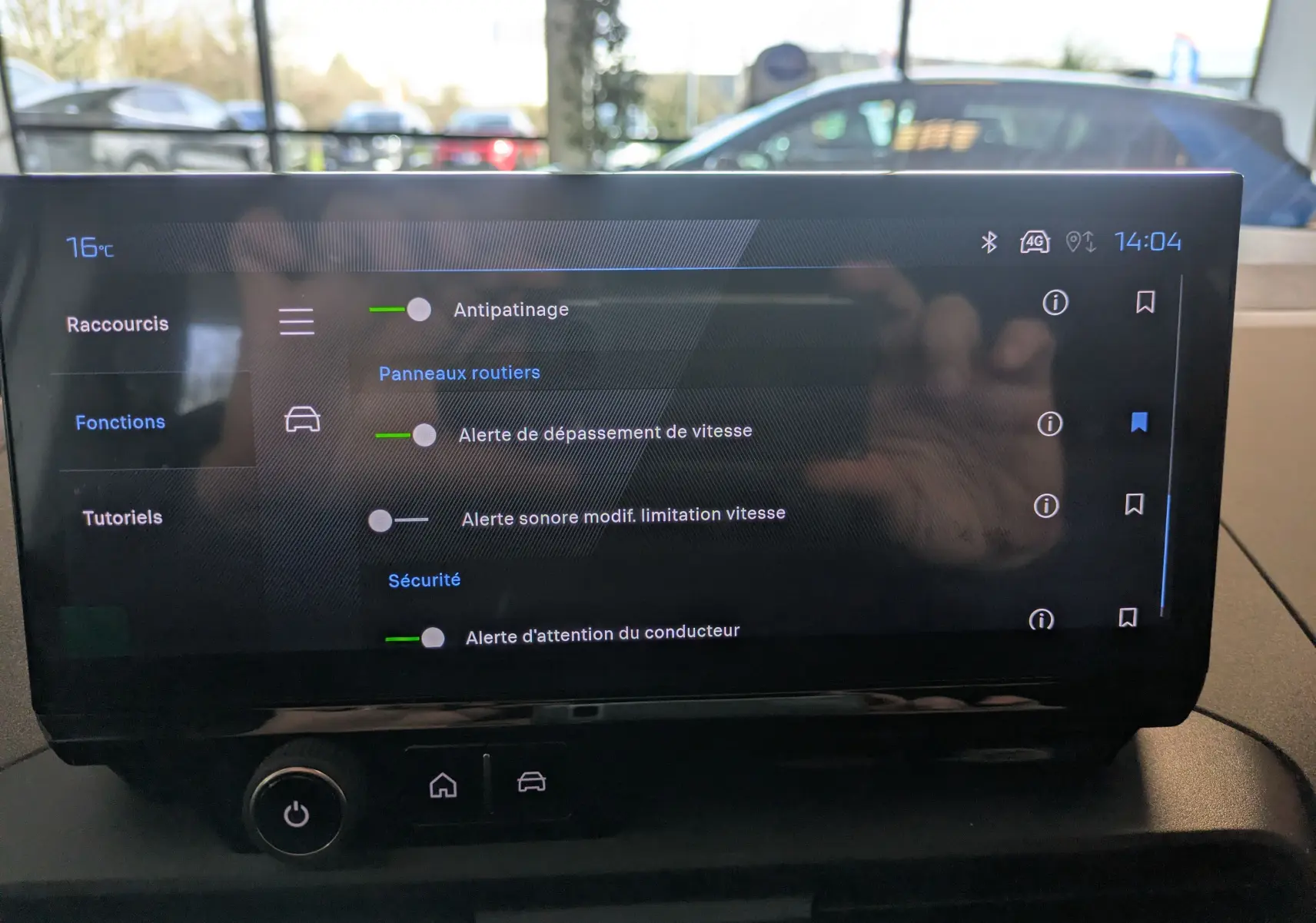 Écran tactile intérieur du Peugeot Rifter 2025 affichant les réglages d’aides à la conduite et alertes de sécurité.