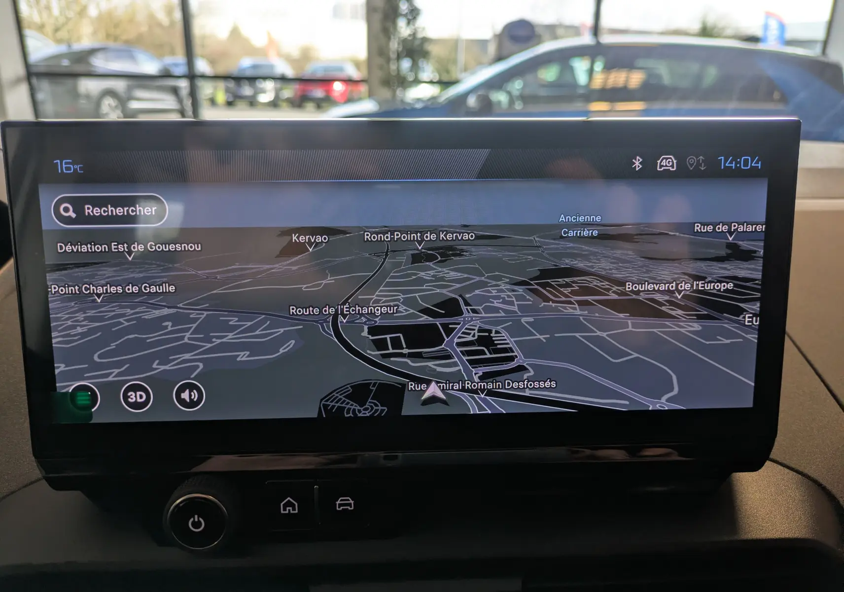 Écran tactile intérieur du Peugeot Rifter 2025 affichant la navigation GPS avec carte en mode 3D.