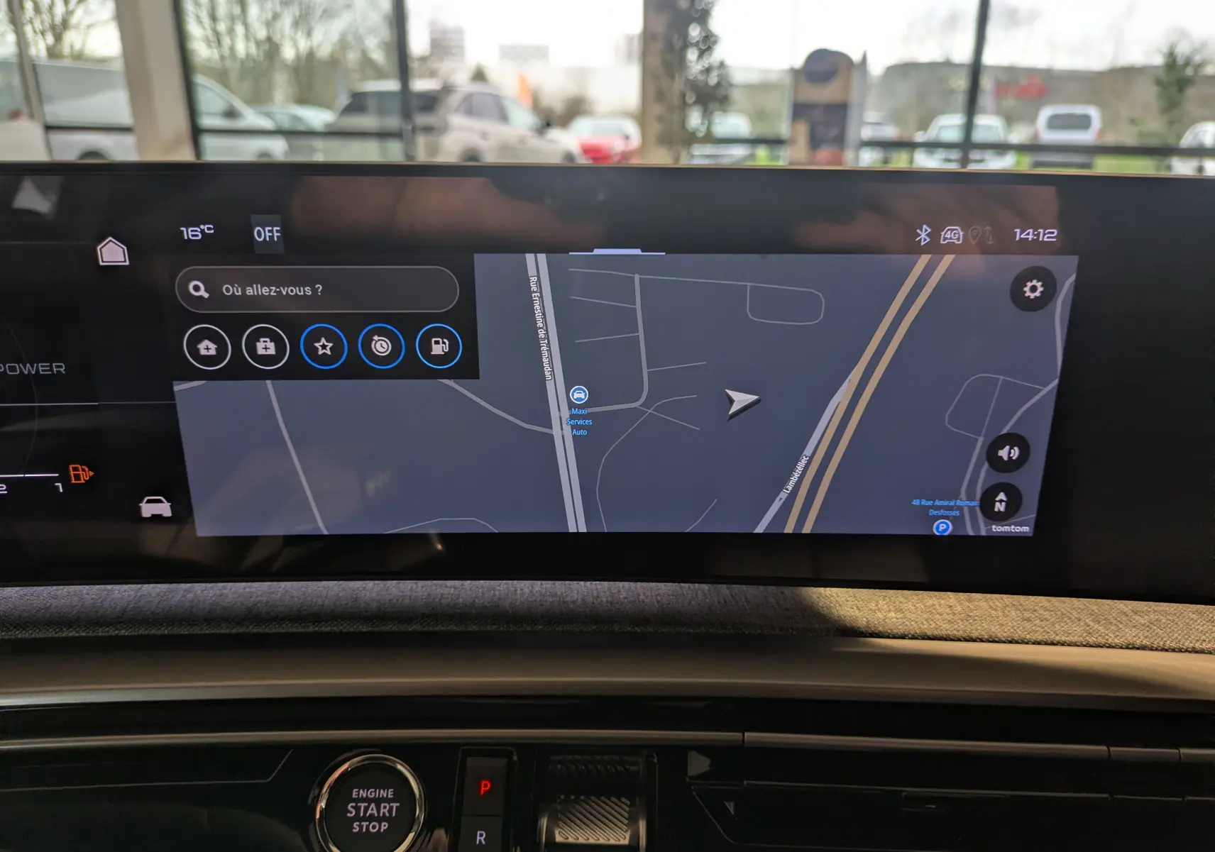 Vue intérieure du tableau de bord du Peugeot 3008 blanc, écran tactile affichant la navigation GPS.