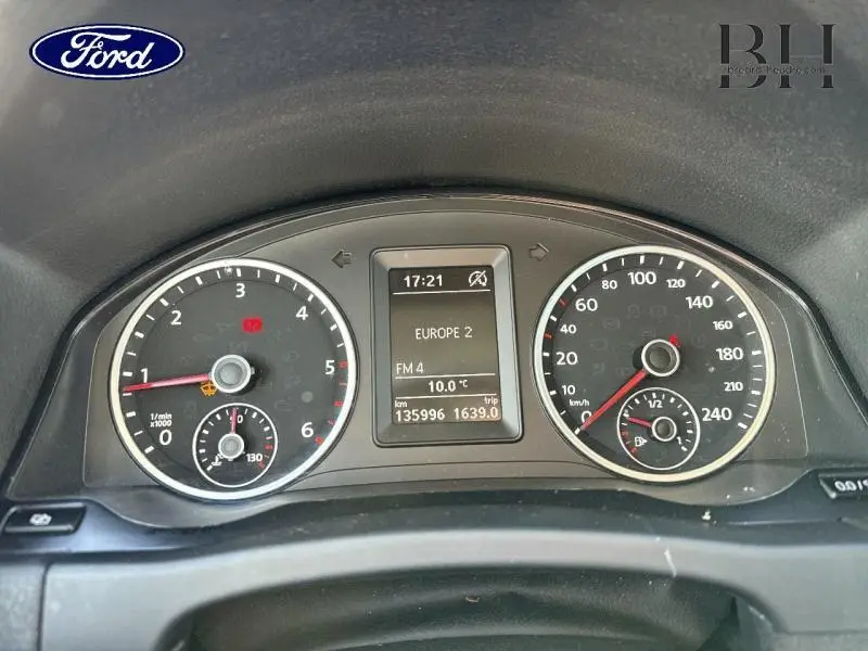 Vue rapprochée du tableau de bord du Volkswagen Tiguan gris, affichant compte-tours, vitesse et écran multifonction.