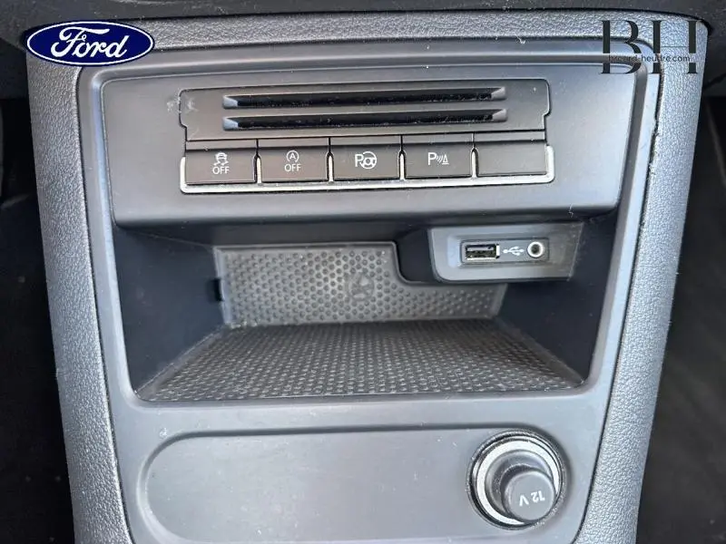 Gros plan sur la console centrale noire avec ports USB et prise 12V du Volkswagen Tiguan gris Crypton.