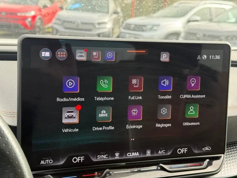 Écran tactile central du tableau de bord du CUPRA Formentor 2025, affichant les options multimédia et réglages du véhicule.