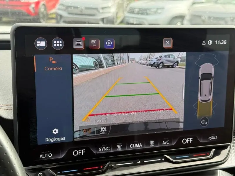 Vue de l'écran de caméra de recul du CUPRA Formentor blanc Nevada métallisé, affichant l'aide au stationnement arrière.