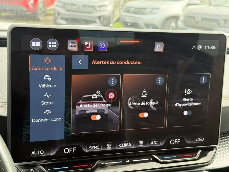 Écran tactile intérieur du CUPRA Formentor 2025 montrant les alertes au conducteur avec interface moderne et claire.