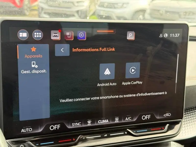 Écran tactile central du tableau de bord du CUPRA Formentor 2025, affichant les options Android Auto et Apple CarPlay.