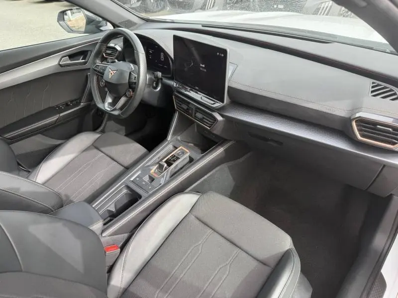 Vue intérieure côté conducteur du CUPRA Formentor 1.5 eTSI Hybrid 2025 avec tableau de bord noir et écran tactile central.