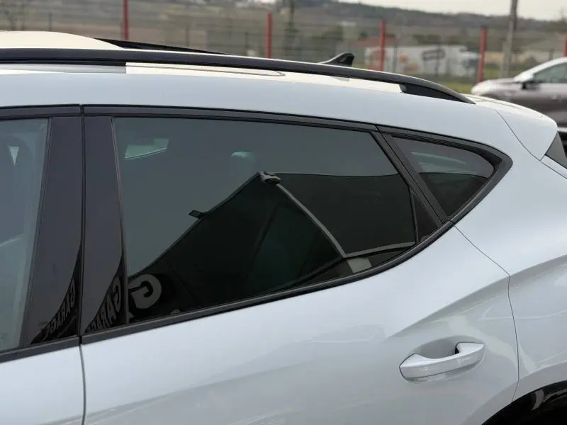 Détail de la porte arrière côté gauche du CUPRA Formentor blanc Nevada métallisé avec vitrage teinté et poignée intégrée.