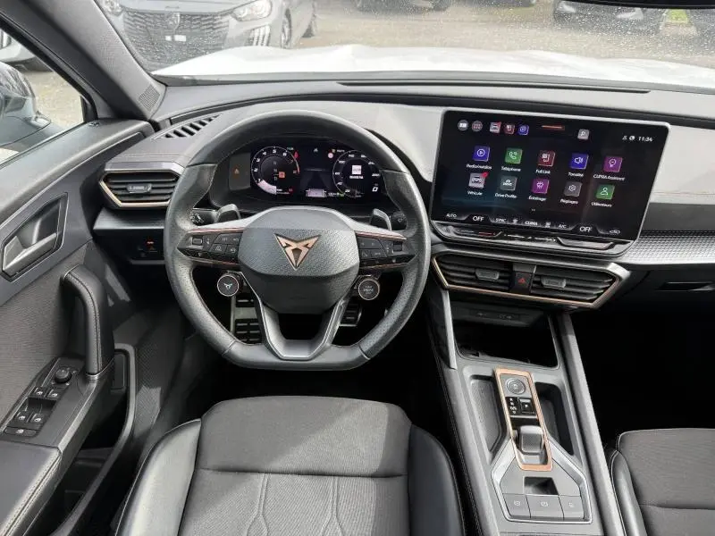 Vue intérieure du poste de conduite de la CUPRA Formentor 2025, volant multifonction et grand écran tactile central.