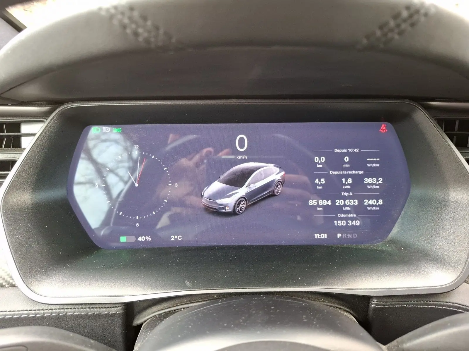 Vue du tableau de bord numérique du Tesla Model X 100D 2018, affichant une illustration grise du véhicule et les données de conduite.
