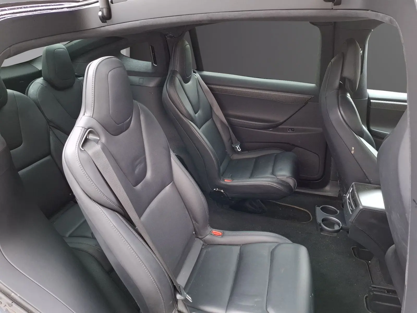 Vue intérieure côté droit montrant les sièges en cuir noir de la Tesla Model X 100D 2018 avec configuration 6 places.